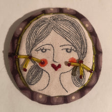 Carica l'immagine nel visualizzatore di Gallery, spilla con volto - pezzo unico