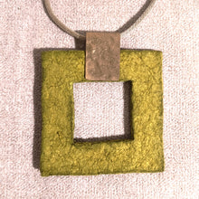 Carica l'immagine nel visualizzatore di Gallery, collana Ecofriendly quadrata in carta e ottone