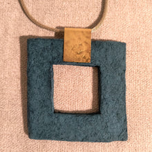 Carica l'immagine nel visualizzatore di Gallery, collana Ecofriendly quadrata in carta e ottone