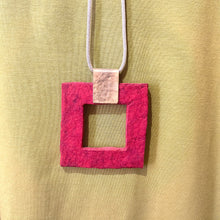 Carica l'immagine nel visualizzatore di Gallery, collana Ecofriendly quadrata in carta e ottone