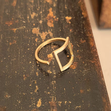 Carica l'immagine nel visualizzatore di Gallery, Anello con forma quadrata in ottone - Pezzo unico
