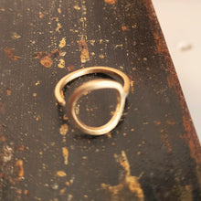 Carica l'immagine nel visualizzatore di Gallery, Anello con forma a cerchio in ottone - Pezzo unico