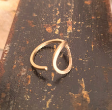 Carica l'immagine nel visualizzatore di Gallery, Anello con forma a cerchio in ottone - Pezzo unico