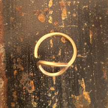 Carica l'immagine nel visualizzatore di Gallery, Anello con forma a cerchio in ottone - Pezzo unico