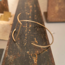 Carica l'immagine nel visualizzatore di Gallery, Bracciale con forma quadrata in ottone - Pezzo unico
