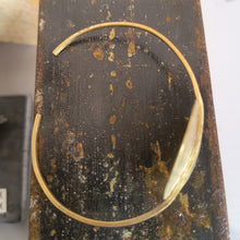 Carica l'immagine nel visualizzatore di Gallery, Bracciale con forma di disco in ottone - Pezzo unico