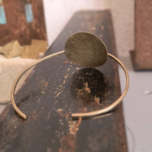 Carica l'immagine nel visualizzatore di Gallery, Bracciale con forma di disco in ottone - Pezzo unico