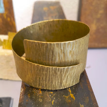 Carica l'immagine nel visualizzatore di Gallery, Bracciale di ottone serie texture a spirale - Pezzo unico