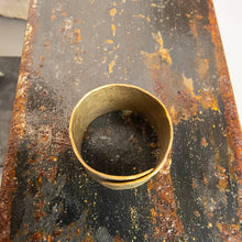 Carica l'immagine nel visualizzatore di Gallery, Anello in ottone serie texture a spirale - Pezzo unico