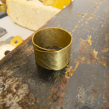 Carica l'immagine nel visualizzatore di Gallery, Anello in ottone serie texture a spirale - Pezzo unico