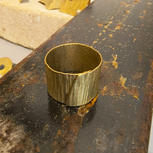Carica l'immagine nel visualizzatore di Gallery, Anello in ottone serie texture a spirale - Pezzo unico