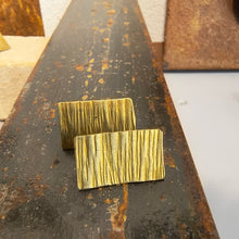 Carica l'immagine nel visualizzatore di Gallery, Orecchino ottone serie texture - Pezzo unico