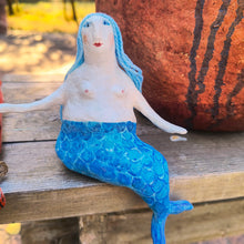Carica l'immagine nel visualizzatore di Gallery, statuetta in carta pesta, Sirena - pezzo unico