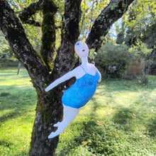 Carica l'immagine nel visualizzatore di Gallery, statuetta in carta pesta, Donna in azzurro rosso- pezzo unico