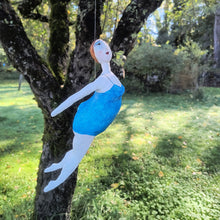 Carica l'immagine nel visualizzatore di Gallery, statuetta in carta pesta, Donna in azzurro rosso- pezzo unico