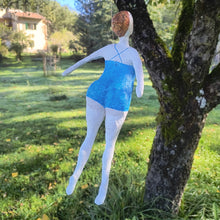 Carica l'immagine nel visualizzatore di Gallery, statuetta in carta pesta, Donna in azzurro rosso- pezzo unico