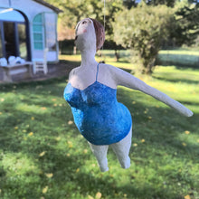 Carica l'immagine nel visualizzatore di Gallery, statuetta in carta pesta, Donna in azzurro rosso- pezzo unico