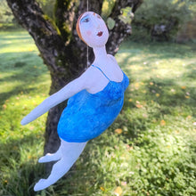 Carica l'immagine nel visualizzatore di Gallery, statuetta in carta pesta, Donna in azzurro rosso- pezzo unico
