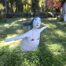 Carica l'immagine nel visualizzatore di Gallery, statuetta in carta pesta, Donna in bixini rosso- pezzo unico