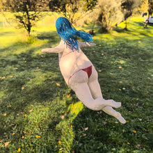 Carica l'immagine nel visualizzatore di Gallery, statuetta in carta pesta, Donna in bixini rosso- pezzo unico