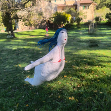 Carica l'immagine nel visualizzatore di Gallery, statuetta in carta pesta, Donna in bixini rosso- pezzo unico