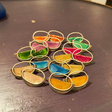 Carica l'immagine nel visualizzatore di Gallery, Orecchino di ottone smaltato e argento mezzaluna