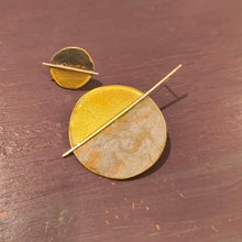Carica l'immagine nel visualizzatore di Gallery, Orecchino da lobo di ottone smaltato asimmetrico, vari colori