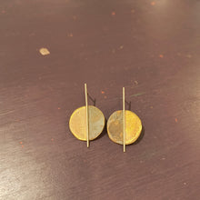 Carica l'immagine nel visualizzatore di Gallery, Orecchino di ottone smaltato simmetrico, vari colori