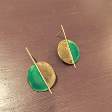 Carica l'immagine nel visualizzatore di Gallery, Orecchino di ottone smaltato simmetrico, vari colori