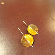 Carica l'immagine nel visualizzatore di Gallery, Orecchino di ottone smaltato simmetrico, vari colori
