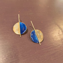 Carica l'immagine nel visualizzatore di Gallery, Orecchino di ottone smaltato simmetrico, vari colori