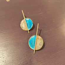 Carica l'immagine nel visualizzatore di Gallery, Orecchino di ottone smaltato simmetrico, vari colori