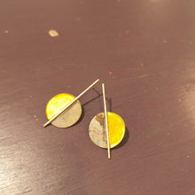 Carica l'immagine nel visualizzatore di Gallery, Orecchino di ottone smaltato simmetrico, vari colori