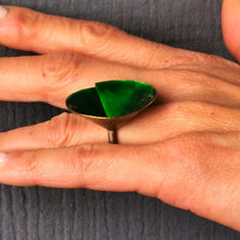 Carica l'immagine nel visualizzatore di Gallery, Anello in ottone smaltato conico - pezzo unico