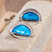 Carica l'immagine nel visualizzatore di Gallery, Orecchino di ottone smaltato e argento mezzaluna