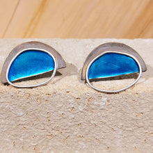 Carica l'immagine nel visualizzatore di Gallery, Orecchino di ottone smaltato e argento mezzaluna