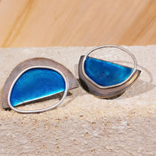 Carica l'immagine nel visualizzatore di Gallery, Orecchino di ottone smaltato e argento mezzaluna