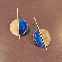 Carica l'immagine nel visualizzatore di Gallery, Orecchino di ottone smaltato simmetrico, vari colori