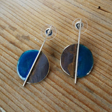 Carica l'immagine nel visualizzatore di Gallery, Orecchino di ottone smaltato simmetrico, vari colori