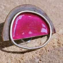 Carica l'immagine nel visualizzatore di Gallery, Orecchino di ottone smaltato e argento mezzaluna