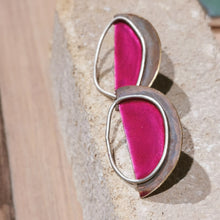 Carica l'immagine nel visualizzatore di Gallery, Orecchino di ottone smaltato e argento mezzaluna