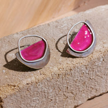 Carica l'immagine nel visualizzatore di Gallery, Orecchino di ottone smaltato e argento mezzaluna