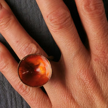 Carica l'immagine nel visualizzatore di Gallery, Anello in ottone smaltato conico - pezzo unico