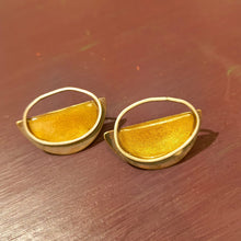 Carica l'immagine nel visualizzatore di Gallery, Orecchino di ottone smaltato e argento mezzaluna
