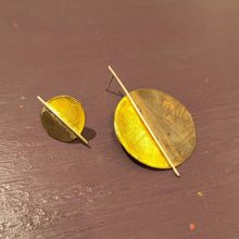 Carica l'immagine nel visualizzatore di Gallery, Orecchino da lobo di ottone smaltato asimmetrico, vari colori