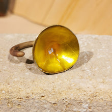 Carica l'immagine nel visualizzatore di Gallery, Anello in ottone smaltato conico - pezzo unico