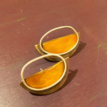 Carica l'immagine nel visualizzatore di Gallery, Orecchino di ottone smaltato e argento mezzaluna