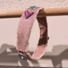 Carica l'immagine nel visualizzatore di Gallery, Bracciale di seta ricamati - pezzo unico