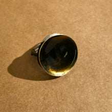 Carica l'immagine nel visualizzatore di Gallery, Anello in ottone smaltato a scodellina