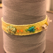 Carica l'immagine nel visualizzatore di Gallery, Bracciale di seta ricamati - pezzo unico